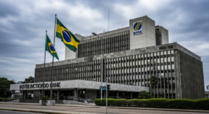 Fachada de grande edifício bancário institucional sob céu nublado