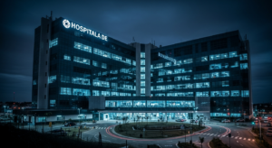 Fachada externa de grande hospital moderno iluminado à noite