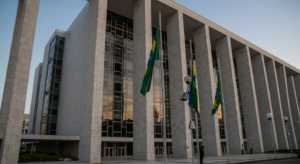 Fachada de tribunal federal brasileiro com arquitetura modernista iluminada ao entardecer