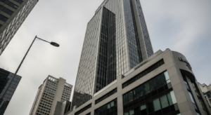 Edifício financeiro imponente representando o cenário de política monetária americana