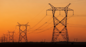 Torres de transmissão de energia elétrica ao entardecer no cerrado brasileiro
