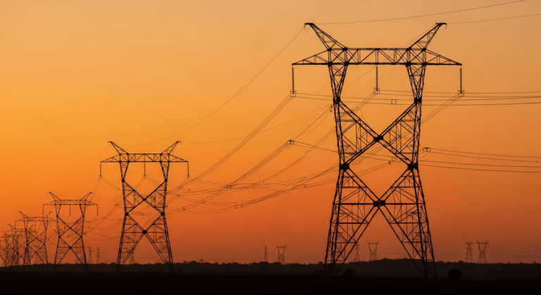 Torres de transmissão de energia elétrica ao entardecer no cerrado brasileiro