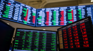 Painel de cotações em pregão de bolsa de valores com dados financeiros