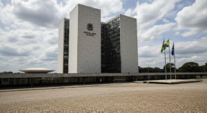 Fachada do Banco Central do Brasil em Brasília, perspectiva editorial fotojornalística